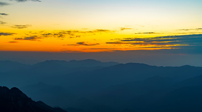 水墨黄山日出