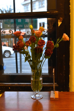 窗前插花 鲜花 咖啡馆