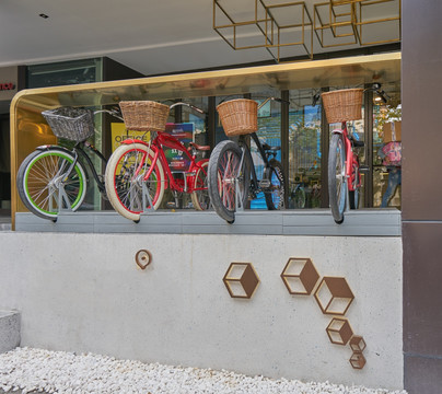 自行车专卖店橱窗 跑车