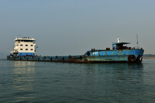 货轮 停在长江上的货船