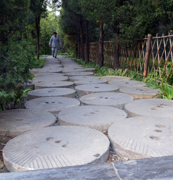 石磨盘铺设的道路