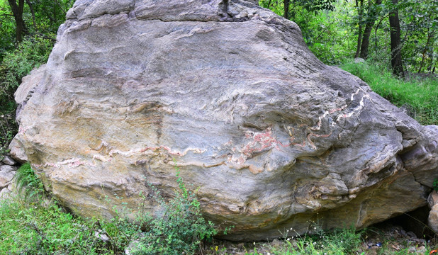 自然褶皱纹理的岩石