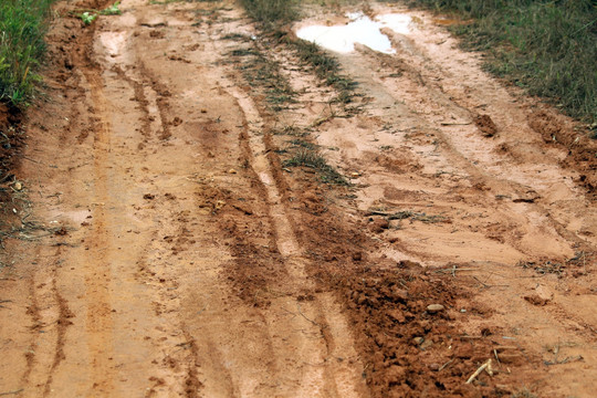 积水的泥泞路面