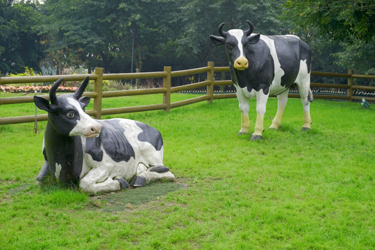 草地 奶牛雕塑