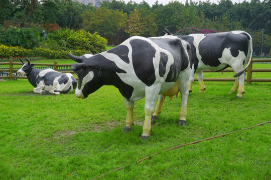 草地 奶牛雕塑