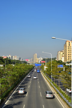 蓝天白云和公路