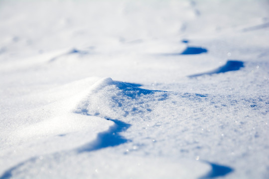 风吹过的雪地