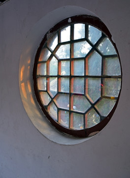 古典的圆形窗口