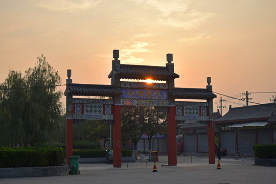 晨光中的白马寺山门