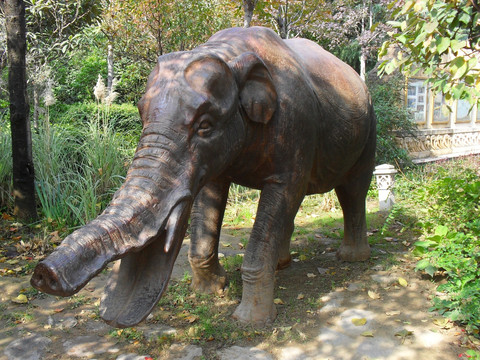 奔跑中的大象园林雕塑