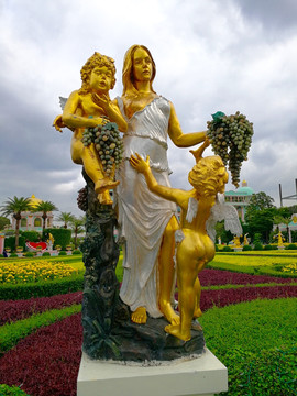 泰国芭提雅富贵黄金屋雕塑