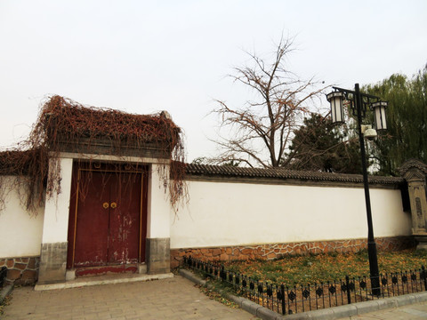 青瓦白墙古建筑