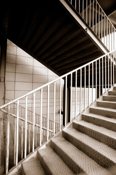 楼梯黑白照片