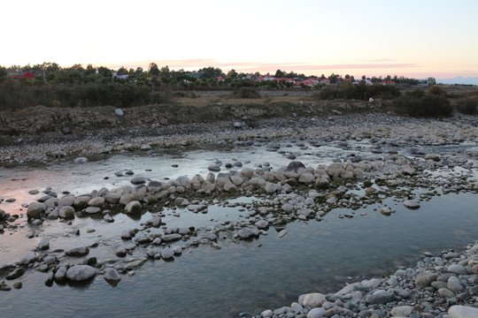河水卵石