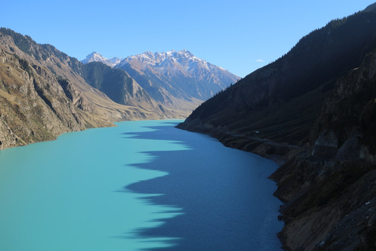 美丽的高山绿湖