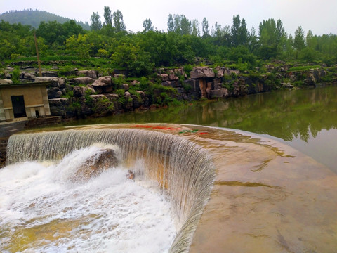 堤坝 小河