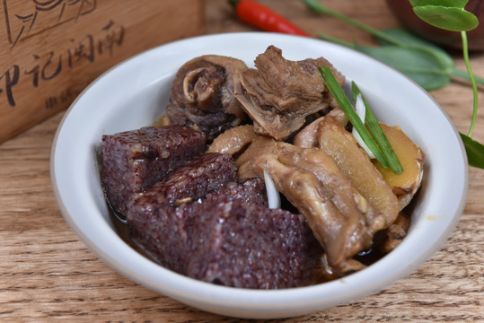 焖鹅肉