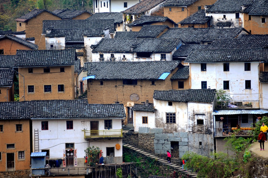 充满生活气息的土楼与青石板小路