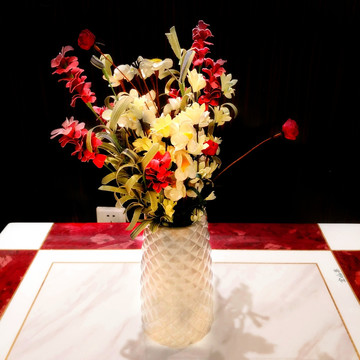 桌子上一束花