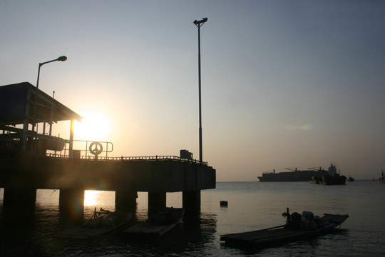 渔船码头海岸夕阳风光