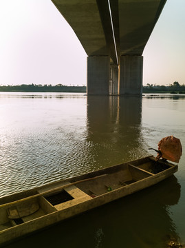 夕阳下的岷江大桥小渔船