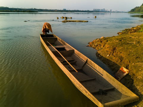 夕阳下的岷江大桥小渔船