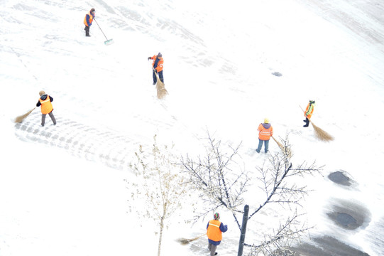 环卫工人 风雪中 清理积雪