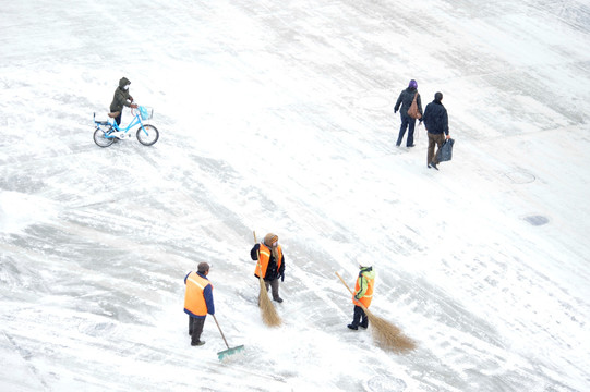 环卫工人 风雪中 清理积雪