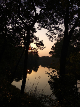 湖畔夕阳美景