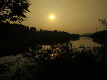 湖畔夕阳美景