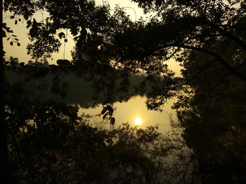 湖畔夕阳美景