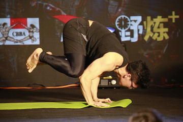 男性瑜伽比赛 瑜伽 健身 比赛