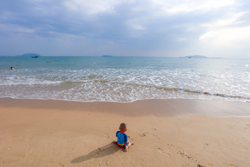 三亚海边看海的小孩