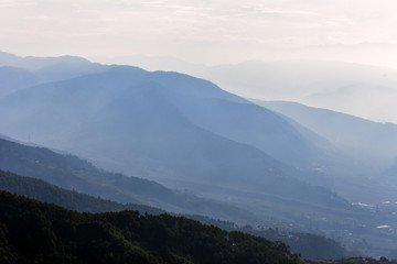山峦云雾