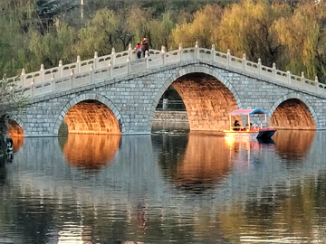 日落下的公园拱桥