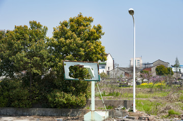废弃篮球场