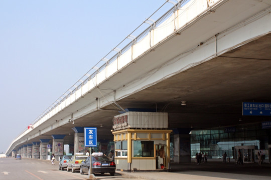 沈阳机场航站楼前高架桥