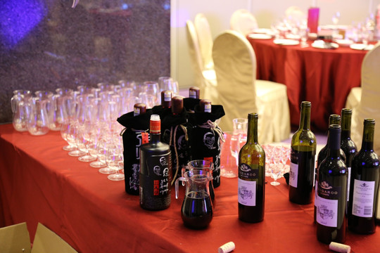 宴会红酒白酒酒杯摆设