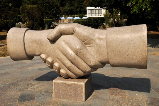 握手雕塑