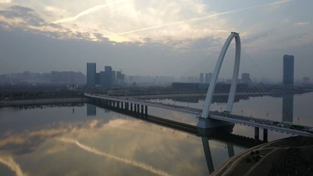 航拍西安浐灞大桥夕阳美景