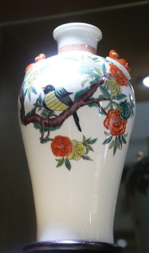 白地牡丹花鸟瓷瓶