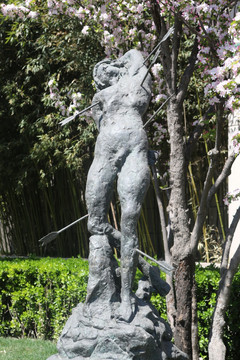 被箭射穿的萨尔瓦多裸体雕像