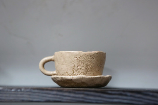 棕色带托盘瓷咖啡杯