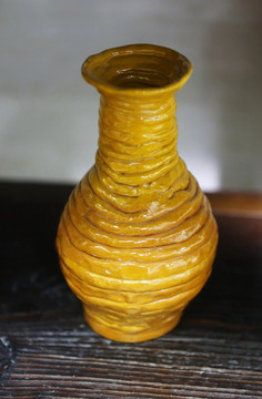 黄色创意花瓶