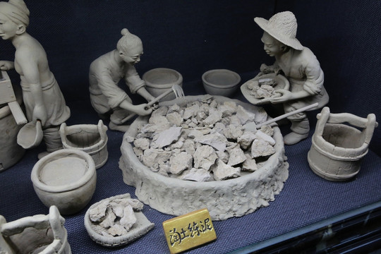 陶瓷工艺现场雕像淘土练泥