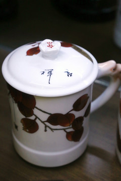 白地红叶图案带盖瓷茶杯