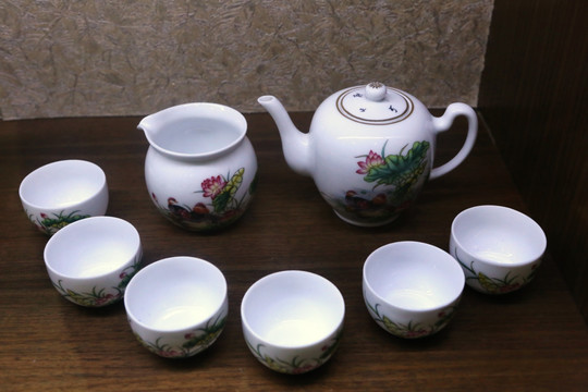 白地荷花图案成套瓷茶具