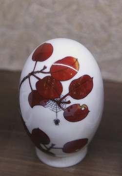 白地红叶图案瓷蛋