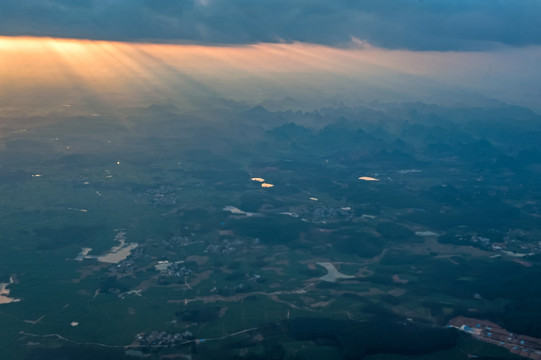 斜阳 夕阳 光线 原野 村庄