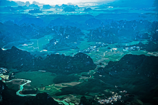 山峦 石山 大地 河流 村庄